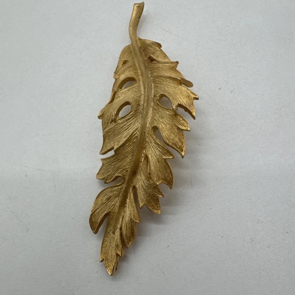 Signed CORO 1961 Vintage Gold Tone Feather Leaf Nature Brooch Pin 3